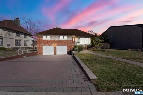 1070 Cumbermeade Rd, Fort Lee, NJ 07024