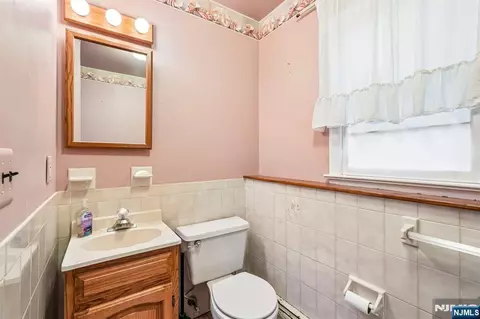 Bath - 201 Kiwanis Dr, Wayne, NJ 07470 photo 3 of 4