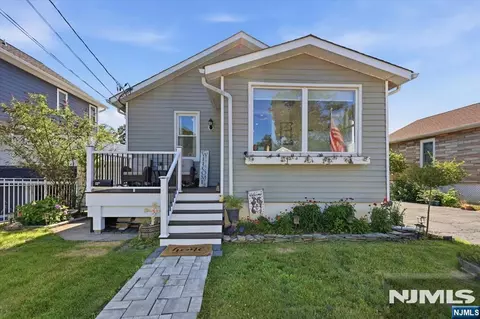 66 7th Ave, Hawthorne, NJ 07506