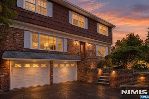 42 Collins Ave, Ramsey, NJ 07446