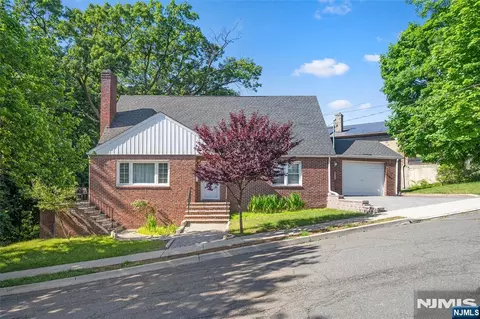 553 Ray Ave, Ridgefield, NJ 07657
