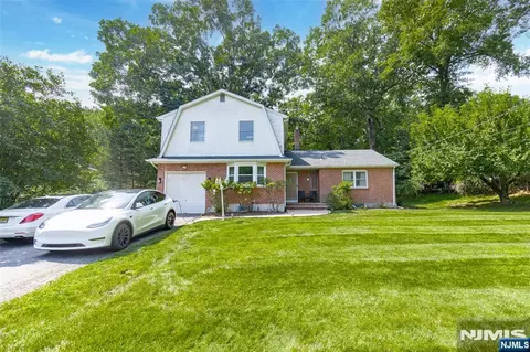34 Andrew Ave, Oakland, NJ 07436