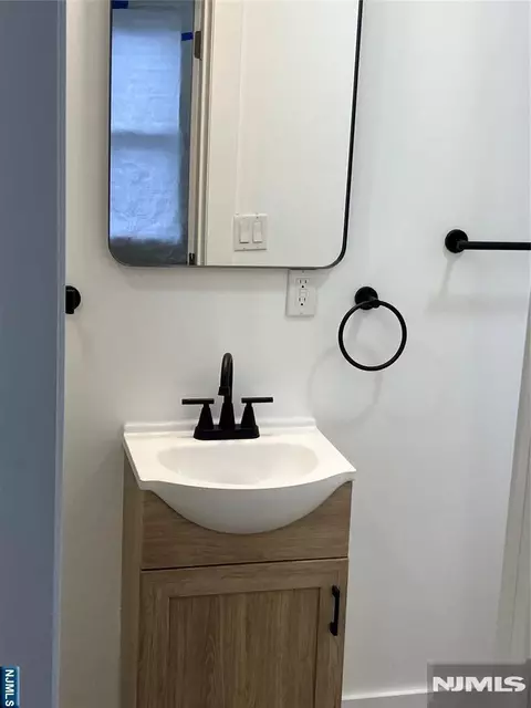 78 Valley St, Newark, NJ 07106