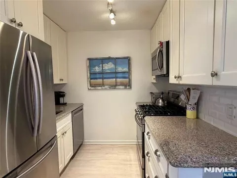 555 North Ave #11A, Fort Lee, NJ 07024