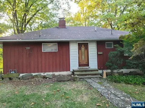 536 Nordhoff Dr, Leonia, NJ 07605
