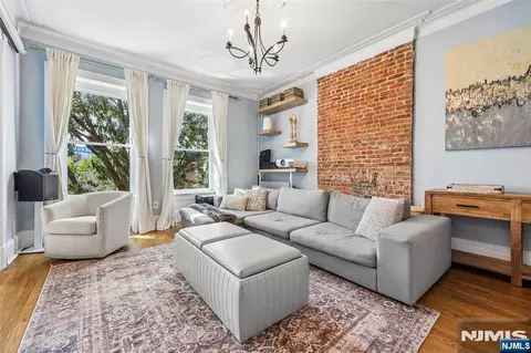 232 Montgomery St #3, Jersey City, NJ 07302