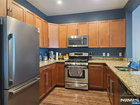 2408 Windsor Park Ct, Englewood, NJ 07631