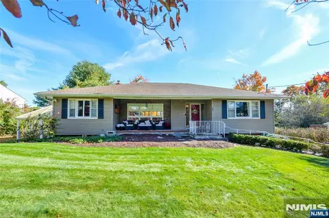 32 Mohawk Trl, West Milford, NJ 07480