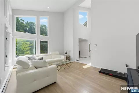 15 Hudson Ter, Englewood Cliffs, NJ 07632