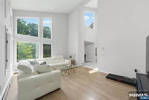 15 Hudson Ter, Englewood Cliffs, NJ 07632