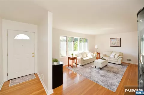16-35 Raymond St, Fair Lawn, NJ 07410