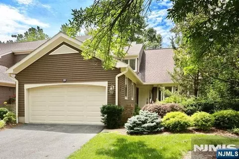 255 Westervelt Ln, Mahwah, NJ 07430