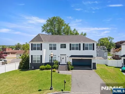 28 Lamb Ct, Norwood, NJ 07648