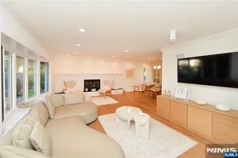 22-20 Radburn Rd, Fair Lawn, NJ 07410