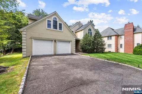 8 Ashland St, Caldwell, NJ 07006