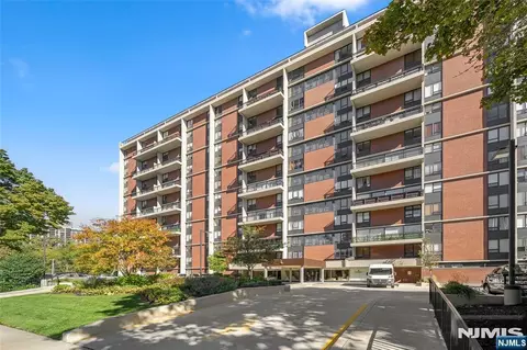 4 Horizon Rd #805, Fort Lee, NJ 07024