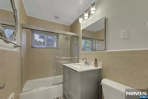 Bath - 241 Johnson Ave #N4, Hackensack, NJ 07601 photo 1 of 2