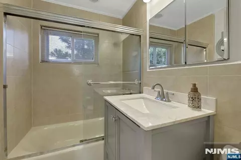 Bath - 241 Johnson Ave #N4, Hackensack, NJ 07601 photo 2 of 2