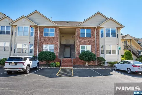 12 Frankie Ln #3304, East Hanover, NJ 07936