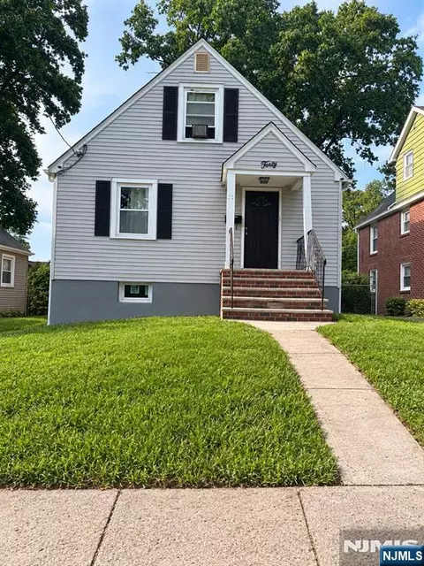 40 Seminole Ave, Dumont, NJ 07628