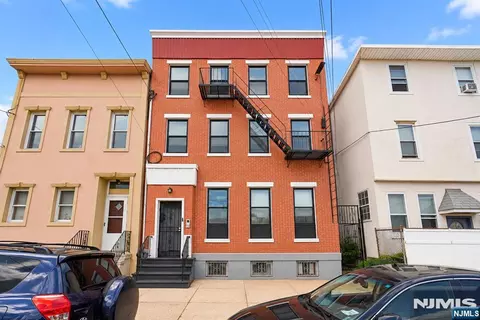 11 Cottage St, Newark, NJ 07102