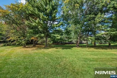 Exterior - 32 Bowfell Ct, Wayne, NJ 07470 photo 3 of 4