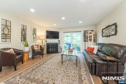 Living - 32 Bowfell Ct, Wayne, NJ 07470 photo 2 of 3