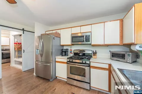 Kitchen - 32 Bowfell Ct, Wayne, NJ 07470 photo 3 of 3