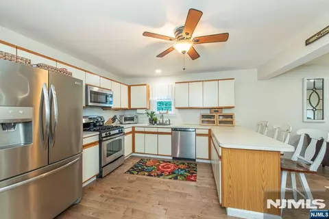 Kitchen - 32 Bowfell Ct, Wayne, NJ 07470 photo 2 of 3