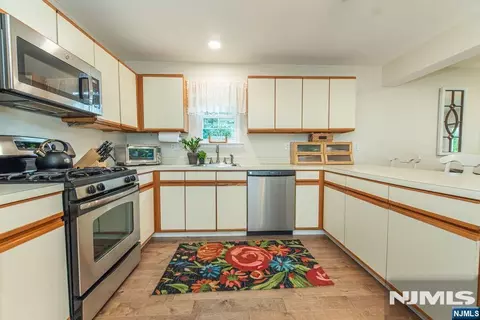 Kitchen - 32 Bowfell Ct, Wayne, NJ 07470 photo 1 of 3