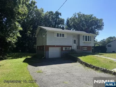 52 Grove St, Oak Ridge, NJ 07438