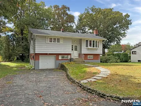 52 Grove St, Oak Ridge, NJ 07438