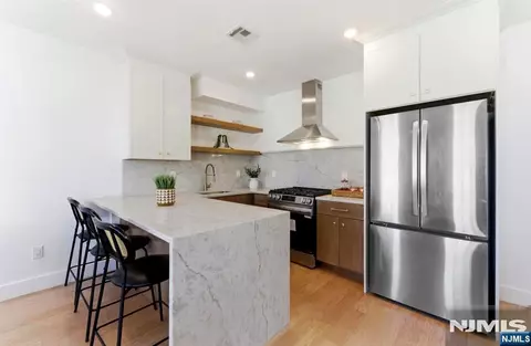 113 Oak St #2, Jersey City, NJ 07304