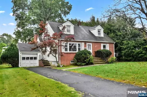 4 Demartini Pl, Waldwick, NJ 07463