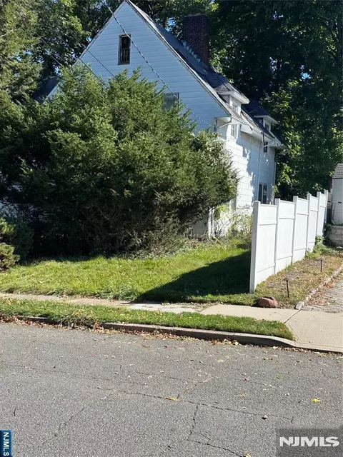 123 N Vivyen St, Bergenfield, NJ 07621