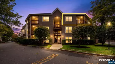 271 Village Circle Dr, Fort Lee, NJ 07024