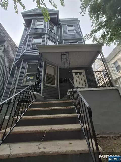 63 7th St, Newark, NJ 07107