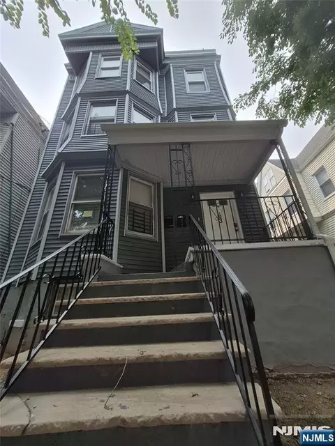 63 7th St, Newark, NJ 07107