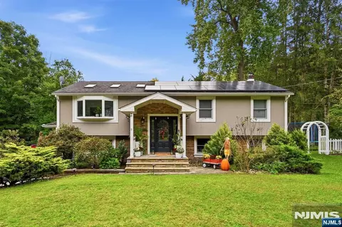 9 Ponderosa Pl, Hewitt, NJ 07421