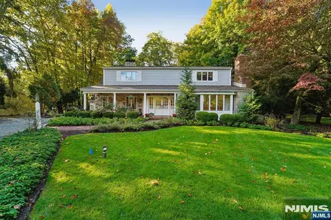28 Parker Pl, Saddle River, NJ 07458