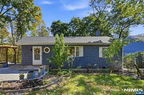 64 Truman Blvd, Oakland, NJ 07436