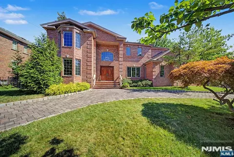 217 Lyncrest Rd, Englewood Cliffs, NJ 07632