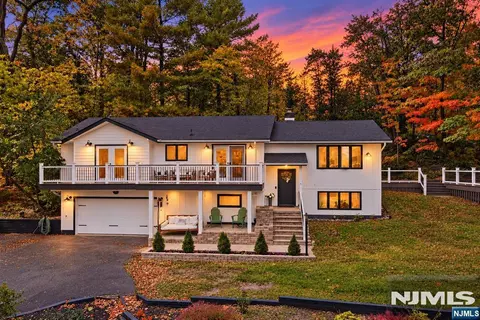 19 Somerville Rd, Hewitt, NJ 07421
