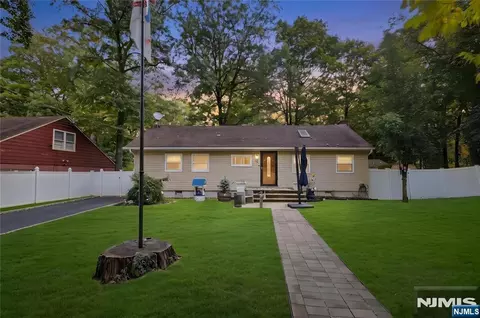37 Maxim Dr, Hopatcong, NJ 07843