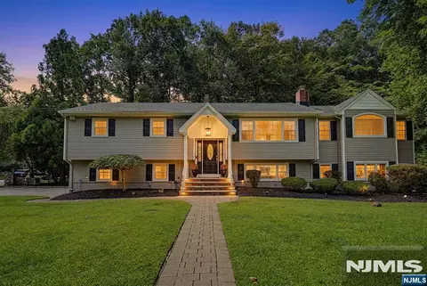 62 Andrew Ave, Oakland, NJ 07436