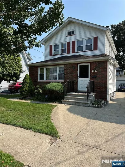 30 Carnation St, Bergenfield, NJ 07621