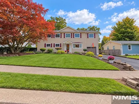 7 Perrelli Ln, Oak Ridge, NJ 07438
