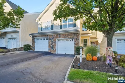 114 Mountainside Dr, Pompton Lakes, NJ 07442