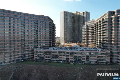 100 Carlyle Dr #14E-S, Cliffside Park, NJ 07010