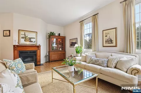 Living - 22 Dowitcher Ct, Wayne, NJ 07470 photo 3 of 11